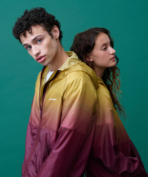 MENASOO(ミナス)の「Unisex Gradient Windbreaker High Neck Jumper(ナイロンジャケット・レディース・ブラック/レッド・1/2)」の9枚目の写真