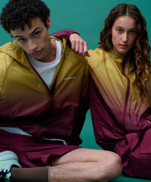 MENASOO(ミナス)の「Unisex Gradient Windbreaker High Neck Jumper(ナイロンジャケット・レディース・ブラック/レッド・1/2)」の10枚目の写真