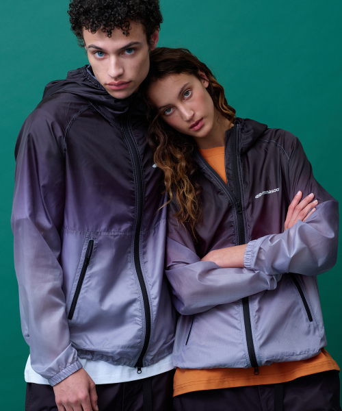 MENASOO(ミナス)の「Unisex Gradient Windbreaker High Neck Jumper(ナイロンジャケット・レディース・ブラック/レッド・1/2)」の11枚目の写真