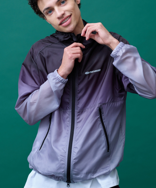 MENASOO(ミナス)の「Unisex Gradient Windbreaker High Neck Jumper(ナイロンジャケット・レディース・ブラック/レッド・1/2)」の4枚目の写真