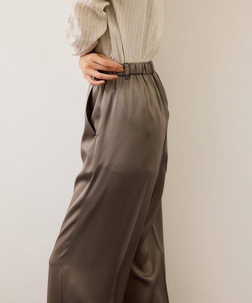 ROPE'(ロペ)の「ドレープサテンイージーパンツ/セットアップ対応・イージーケア(その他パンツ・レディース・イエロー系その他3/ブラック/ベージュ・36/38)」の5枚目の写真