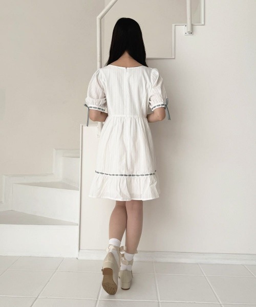 F i.n.t（フィント）の「はしごリボンコットンレースミニワンピース（ワンピース・レディース・ライトベージュ/オフホワイト・FREE）」の3枚目の写真