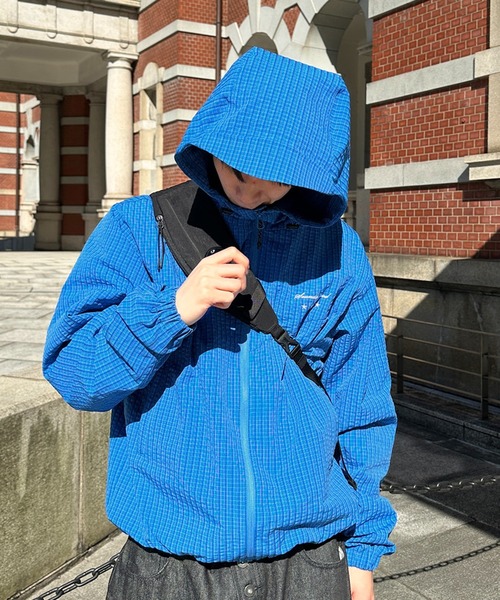 kutir（クティール）の「ASSORTED NYLON SHELL JACKET／アソートナイロンシェルジャケット（マウンテンパーカー・メンズ・ボルドー/ネイビー/ブラック/グレイッシュベージュ/チャコールグレー/ブルー・MEDIUM/LARGE）」の5枚目の写真