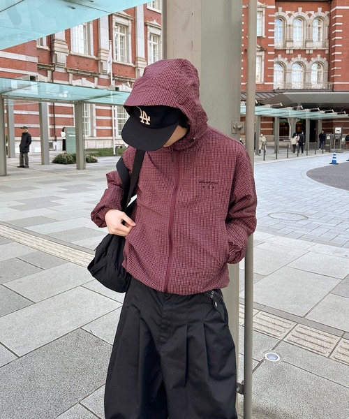kutir（クティール）の「ASSORTED NYLON SHELL JACKET／アソートナイロンシェルジャケット（マウンテンパーカー・メンズ・ボルドー/ネイビー/ブラック/グレイッシュベージュ/チャコールグレー/ブルー・MEDIUM/LARGE）」の7枚目の写真