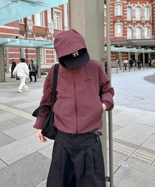 kutir（クティール）の「ASSORTED NYLON SHELL JACKET／アソートナイロンシェルジャケット（マウンテンパーカー・メンズ・ボルドー/ネイビー/ブラック/グレイッシュベージュ/チャコールグレー/ブルー・MEDIUM/LARGE）」の8枚目の写真