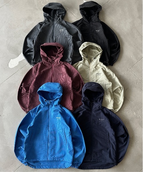 kutir（クティール）の「ASSORTED NYLON SHELL JACKET／アソートナイロンシェルジャケット（マウンテンパーカー・メンズ・ボルドー/ネイビー/ブラック/グレイッシュベージュ/チャコールグレー/ブルー・MEDIUM/LARGE）」の18枚目の写真