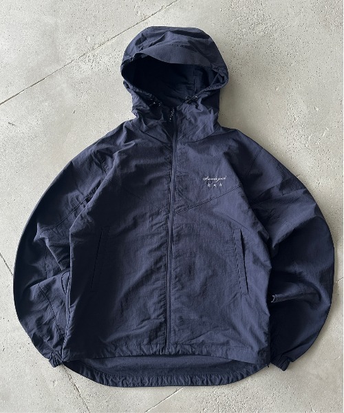 kutir（クティール）の「ASSORTED NYLON SHELL JACKET／アソートナイロンシェルジャケット（マウンテンパーカー・メンズ・ボルドー/ネイビー/ブラック/グレイッシュベージュ/チャコールグレー/ブルー・MEDIUM/LARGE）」の22枚目の写真