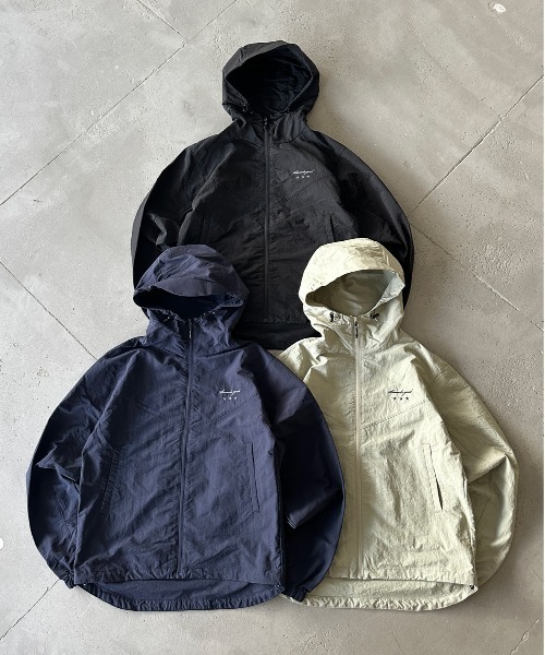 kutir（クティール）の「ASSORTED NYLON SHELL JACKET／アソートナイロンシェルジャケット（マウンテンパーカー・メンズ・ボルドー/ネイビー/ブラック/グレイッシュベージュ/チャコールグレー/ブルー・MEDIUM/LARGE）」の19枚目の写真