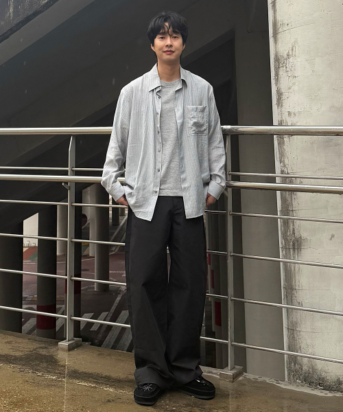 MINDBRIDGE（マインドブリッジ）の「[COUTURE]クリンクルストライプオーバーサイズシャツ - 2カラー（シャツ/ブラウス・メンズ・ブラック/ライトグレー・95/100/105/110）」の3枚目の写真
