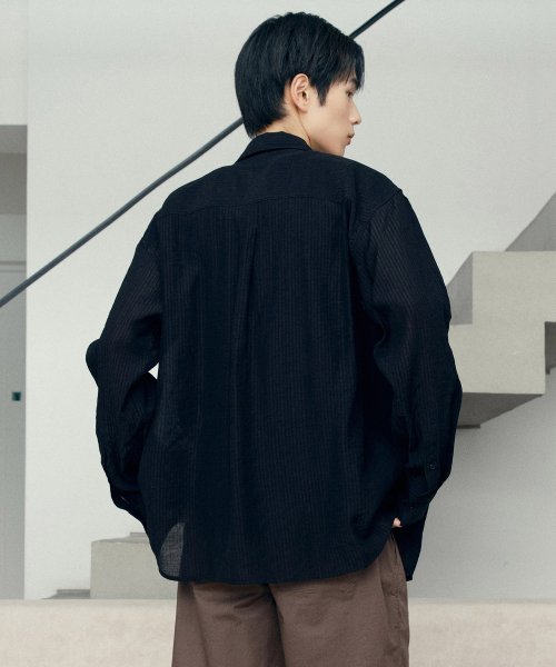 MINDBRIDGE（マインドブリッジ）の「[COUTURE]クリンクルストライプオーバーサイズシャツ - 2カラー（シャツ/ブラウス・メンズ・ブラック/ライトグレー・95/100/105/110）」の16枚目の写真