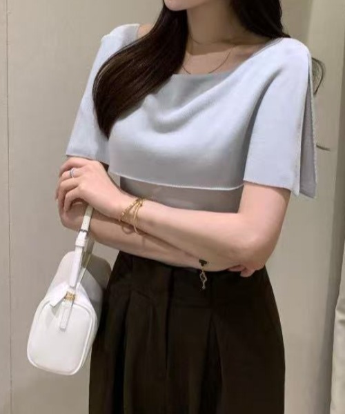 AMAJI(アマジ)の「ドレープネックコンパクトトップス(Tシャツ/カットソー・レディース・ブラック/ホワイト系その他/ライトブルー/グレイッシュベージュ・FREE)」の4枚目の写真