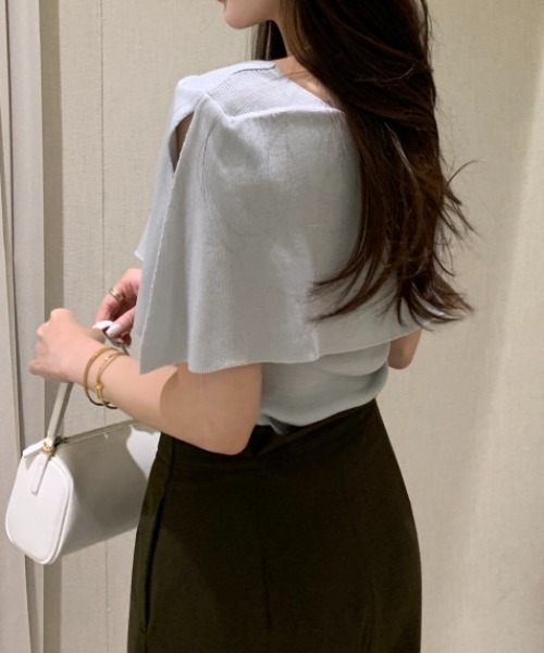 AMAJI(アマジ)の「ドレープネックコンパクトトップス(Tシャツ/カットソー・レディース・ブラック/ホワイト系その他/ライトブルー/グレイッシュベージュ・FREE)」の6枚目の写真