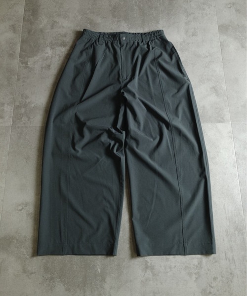 many men many mind(メニーメンメニーマインド)の「MANYMENMANYMINDS / AIRLEAKFABRIC/ワイドカーブパンツ(その他パンツ・メンズ・チャコール/ブラック・X-LARGE/LARGE/MEDIUM)」の1枚目の写真