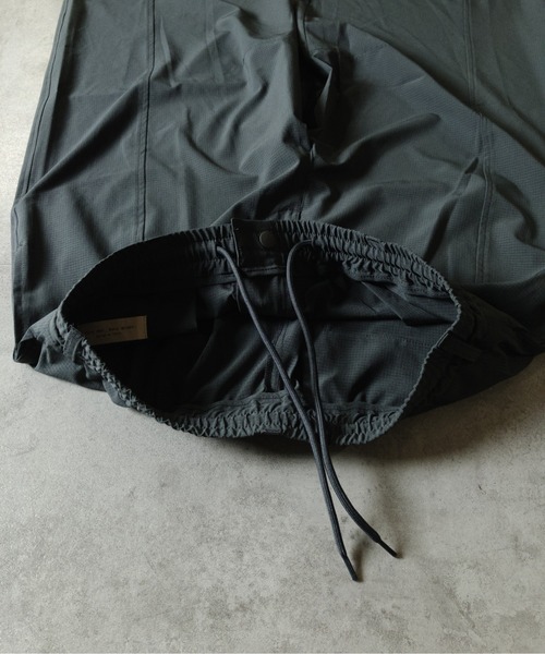 many men many mind(メニーメンメニーマインド)の「MANYMENMANYMINDS / AIRLEAKFABRIC/ワイドカーブパンツ(その他パンツ・メンズ・チャコール/ブラック・X-LARGE/LARGE/MEDIUM)」の19枚目の写真