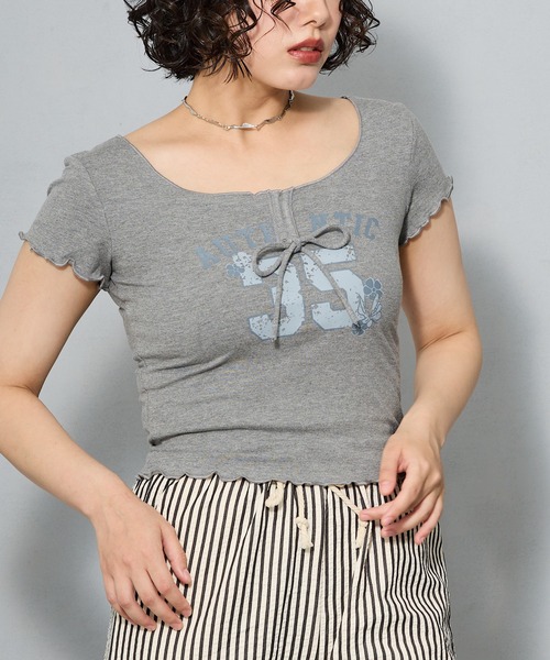 aremoi(アレモイ)の「フロントリボン メローデザイントップス(Tシャツ/カットソー・レディース・グレー/ネイビー・SMALL/MEDIUM/LARGE)」の1枚目の写真