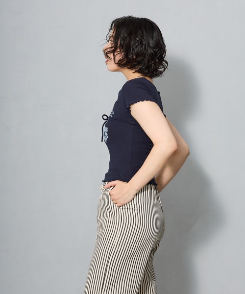aremoi(アレモイ)の「フロントリボン メローデザイントップス(Tシャツ/カットソー・レディース・グレー/ネイビー・SMALL/MEDIUM/LARGE)」の20枚目の写真