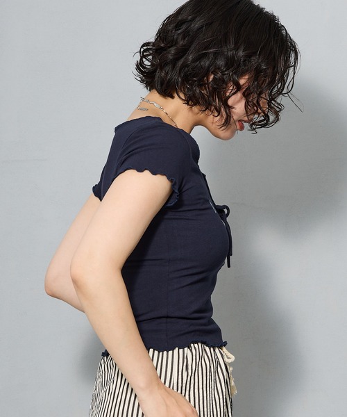 aremoi(アレモイ)の「フロントリボン メローデザイントップス(Tシャツ/カットソー・レディース・グレー/ネイビー・SMALL/MEDIUM/LARGE)」の16枚目の写真