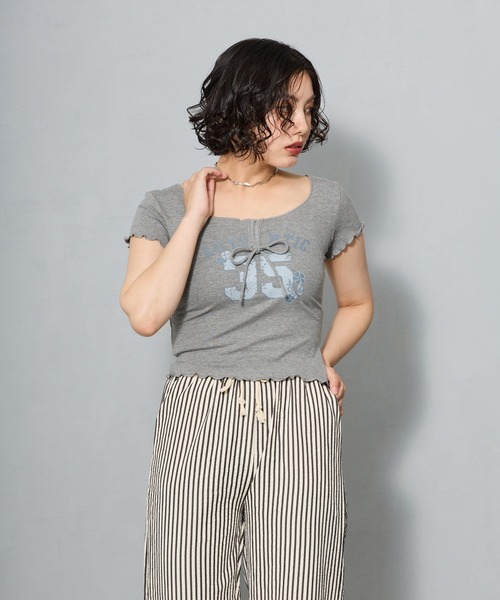 aremoi(アレモイ)の「フロントリボン メローデザイントップス(Tシャツ/カットソー・レディース・グレー/ネイビー・SMALL/MEDIUM/LARGE)」の5枚目の写真