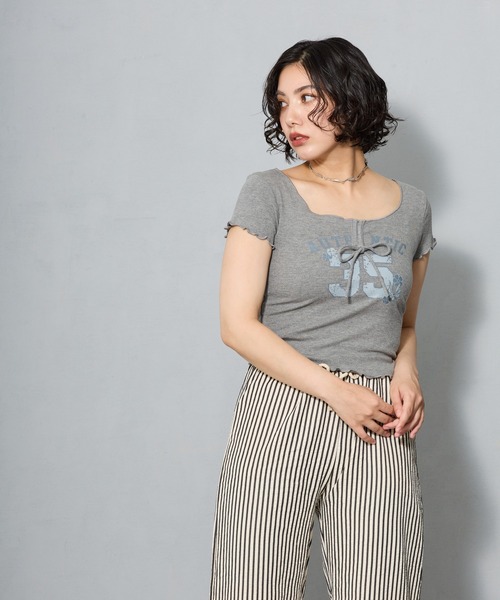 aremoi(アレモイ)の「フロントリボン メローデザイントップス(Tシャツ/カットソー・レディース・グレー/ネイビー・SMALL/MEDIUM/LARGE)」の6枚目の写真