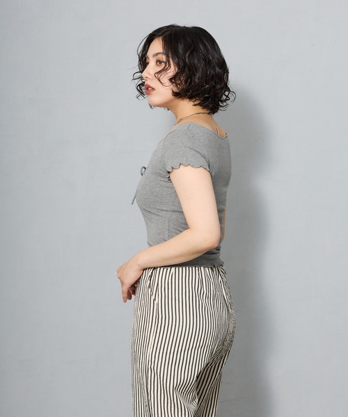 aremoi(アレモイ)の「フロントリボン メローデザイントップス(Tシャツ/カットソー・レディース・グレー/ネイビー・SMALL/MEDIUM/LARGE)」の7枚目の写真