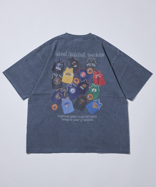 FREAK'S STORE(フリークスストア)の「NBA × FREAK'S STORE 別注 ランダムユニフォームデザイン バックプリント クルーネックTシャツ(Tシャツ/カットソー・メンズ・ネイビー/ナチュラル/チャコールグレー・LARGE/MEDIUM)」の2枚目の写真