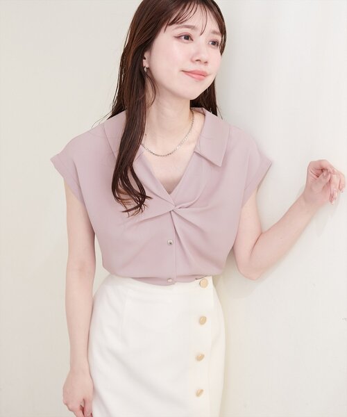 natural couture(ナチュラルクチュール)の「ねじりデザインブラウス(シャツ/ブラウス・レディース・オフホワイト/グレイッシュベージュ/ピンクベージュ/サックスブルー/ネイビー・FREE)」の5枚目の写真
