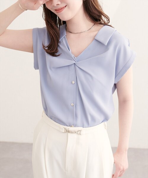 natural couture(ナチュラルクチュール)の「ねじりデザインブラウス(シャツ/ブラウス・レディース・オフホワイト/グレイッシュベージュ/ピンクベージュ/サックスブルー/ネイビー・FREE)」の4枚目の写真