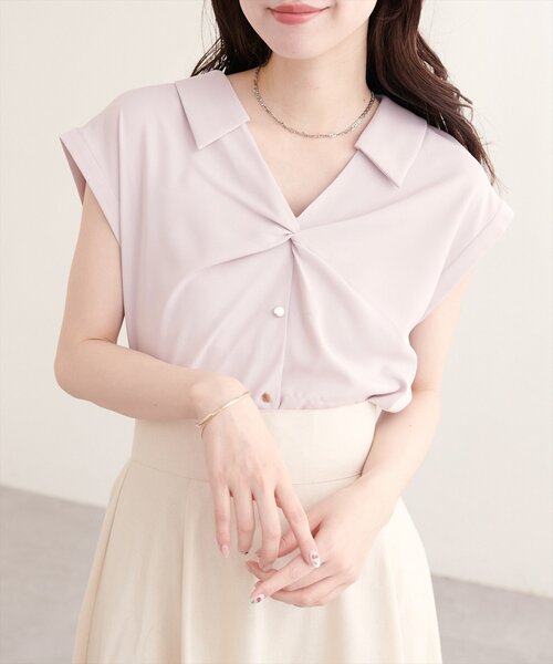 natural couture(ナチュラルクチュール)の「ねじりデザインブラウス(シャツ/ブラウス・レディース・オフホワイト/グレイッシュベージュ/ピンクベージュ/サックスブルー/ネイビー・FREE)」の2枚目の写真