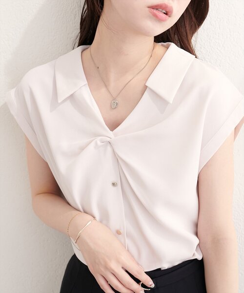 natural couture(ナチュラルクチュール)の「ねじりデザインブラウス(シャツ/ブラウス・レディース・オフホワイト/グレイッシュベージュ/ピンクベージュ/サックスブルー/ネイビー・FREE)」の11枚目の写真
