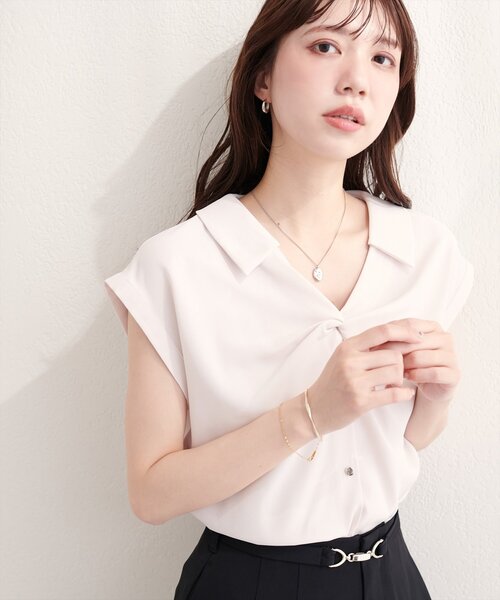 natural couture(ナチュラルクチュール)の「ねじりデザインブラウス(シャツ/ブラウス・レディース・オフホワイト/グレイッシュベージュ/ピンクベージュ/サックスブルー/ネイビー・FREE)」の12枚目の写真