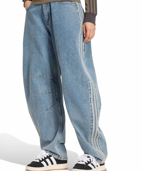 adidas(アディダス)の「adidas HIGH RISE BARREL LEG DENIM PANT / アディダス ハイライズ バレル レッグ デニム パンツ(デニムパンツ・レディース・ライトインディゴブルー・25inch/24inch/26inch)」の2枚目の写真