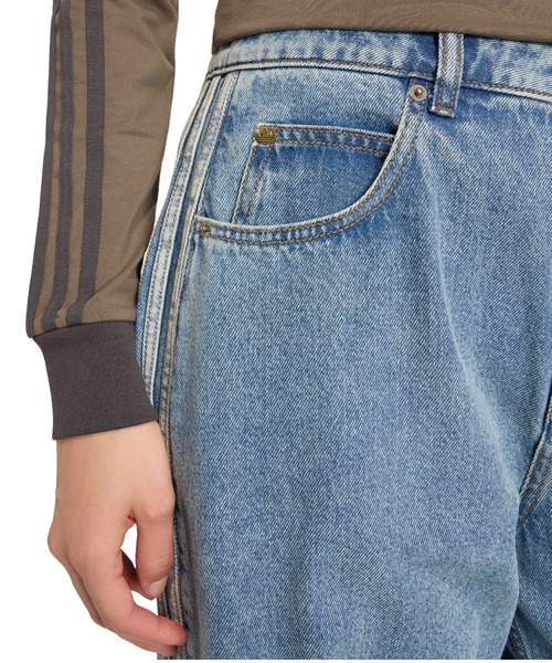 adidas(アディダス)の「adidas HIGH RISE BARREL LEG DENIM PANT / アディダス ハイライズ バレル レッグ デニム パンツ(デニムパンツ・レディース・ライトインディゴブルー・25inch/24inch/26inch)」の3枚目の写真