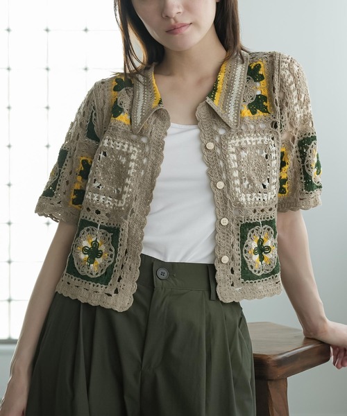 mili an deni(ミリアンデニ)の「有色クロシェ襟付きカーディガン(カーディガン/ボレロ・レディース・モカ/アイボリー・M)」の2枚目の写真