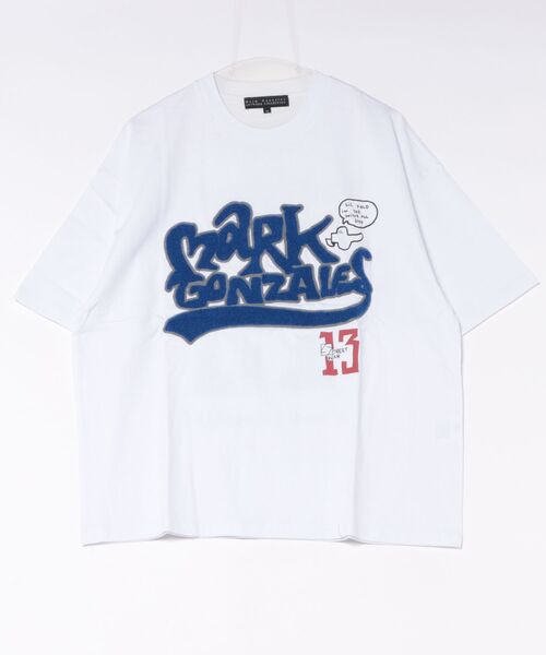 RiNc (リンク)の「【 MARK GONZALES 】 ナンバリングロゴ バックプリント Tシャツ(Tシャツ/カットソー・メンズ・ホワイト/ブラック・XL/M/L)」の1枚目の写真