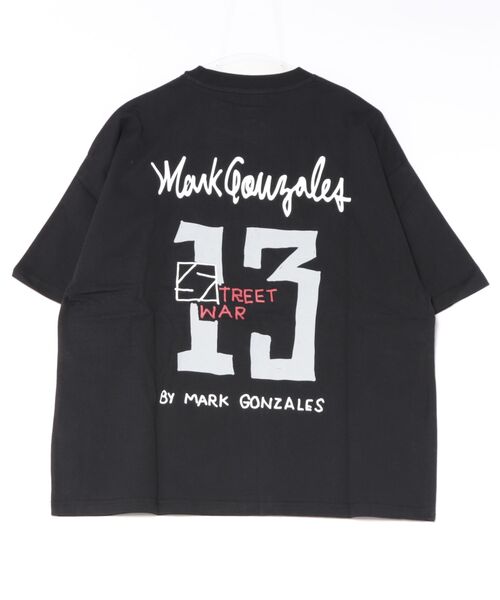 RiNc (リンク)の「【 MARK GONZALES 】 ナンバリングロゴ バックプリント Tシャツ(Tシャツ/カットソー・メンズ・ホワイト/ブラック・XL/M/L)」の4枚目の写真