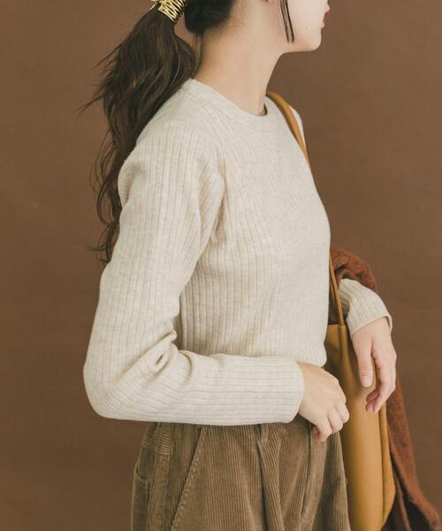 ITEMS URBANRESEARCH(アイテムズ アーバンリサーチ)の「『洗濯可』フワフワクルーネックリブニット(ニット/セーター・レディース・モカ/オフホワイト/チャコールグレー・FREE)」の2枚目の写真