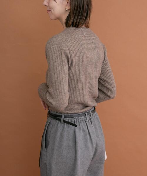 ITEMS URBANRESEARCH(アイテムズ アーバンリサーチ)の「『洗濯可』フワフワクルーネックリブニット(ニット/セーター・レディース・モカ/オフホワイト/チャコールグレー・FREE)」の4枚目の写真