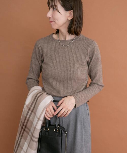 ITEMS URBANRESEARCH(アイテムズ アーバンリサーチ)の「『洗濯可』フワフワクルーネックリブニット(ニット/セーター・レディース・モカ/オフホワイト/チャコールグレー・FREE)」の5枚目の写真