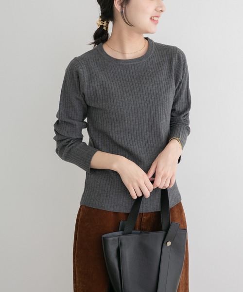 ITEMS URBANRESEARCH（アイテムズ アーバンリサーチ）の「『洗濯可』フワフワクルーネックリブニット（ニット/セーター・レディース・モカ/オフホワイト/チャコールグレー・FREE）」の2枚目の写真