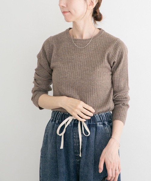 ITEMS URBANRESEARCH（アイテムズ アーバンリサーチ）の「『洗濯可』フワフワクルーネックリブニット（ニット/セーター・レディース・モカ/オフホワイト/チャコールグレー・FREE）」の3枚目の写真