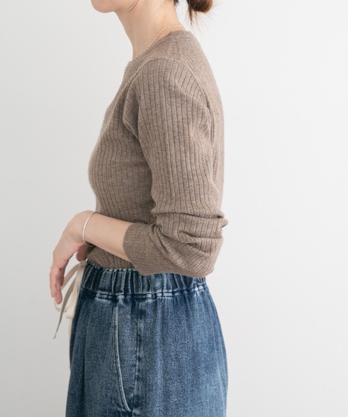 ITEMS URBANRESEARCH（アイテムズ アーバンリサーチ）の「『洗濯可』フワフワクルーネックリブニット（ニット/セーター・レディース・モカ/オフホワイト/チャコールグレー・FREE）」の13枚目の写真
