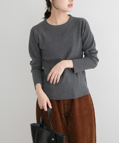 ITEMS URBANRESEARCH（アイテムズ アーバンリサーチ）の「『洗濯可』フワフワクルーネックリブニット（ニット/セーター・レディース・モカ/オフホワイト/チャコールグレー・FREE）」の5枚目の写真