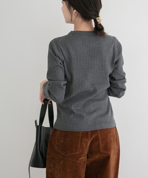 ITEMS URBANRESEARCH（アイテムズ アーバンリサーチ）の「『洗濯可』フワフワクルーネックリブニット（ニット/セーター・レディース・モカ/オフホワイト/チャコールグレー・FREE）」の6枚目の写真