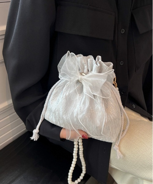 FREE STYLISTS(フリー スタイリスト)の「リボン パールチェーン 巾着 バッグ 式典、パーティー、結婚式(ショルダーバッグ・レディース・ホワイト/ブラック・F)」の1枚目の写真
