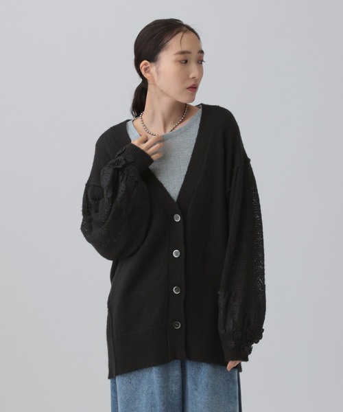 LEPSIM(レプシィム)の「袖レース切り替えニットカーディガン 1057189(カーディガン/ボレロ・レディース・チャコールグレー/グレイッシュベージュ/ブラック・FREE)」の2枚目の写真