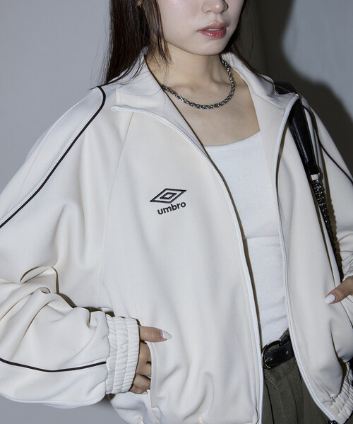 UMBRO(アンブロ)の「UMBRO × PUBLUX/アンブロ 別注 パイピング トラックジャケット 限定展開(ジャージ・レディース・ブラック/ナチュラル/ブラウン・フリ-)」の3枚目の写真