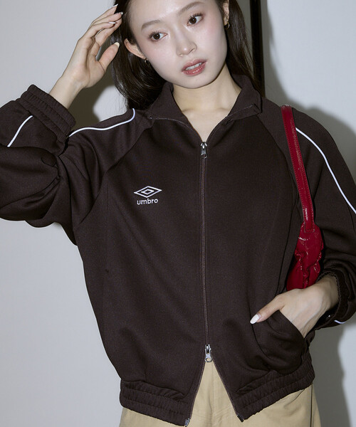 UMBRO(アンブロ)の「UMBRO × PUBLUX/アンブロ 別注 パイピング トラックジャケット 限定展開(ジャージ・レディース・ブラック/ナチュラル/ブラウン・フリ-)」の11枚目の写真