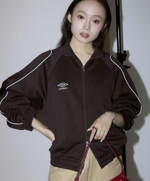 UMBRO(アンブロ)の「UMBRO × PUBLUX/アンブロ 別注 パイピング トラックジャケット 限定展開(ジャージ・レディース・ブラック/ナチュラル/ブラウン・フリ-)」の13枚目の写真