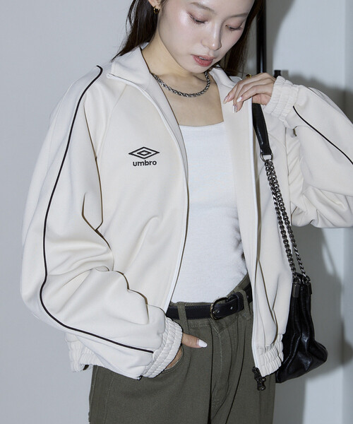 UMBRO(アンブロ)の「UMBRO × PUBLUX/アンブロ 別注 パイピング トラックジャケット 限定展開(ジャージ・レディース・ブラック/ナチュラル/ブラウン・フリ-)」の19枚目の写真