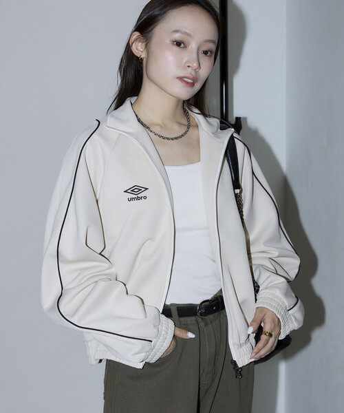 UMBRO(アンブロ)の「UMBRO × PUBLUX/アンブロ 別注 パイピング トラックジャケット 限定展開(ジャージ・レディース・ブラック/ナチュラル/ブラウン・フリ-)」の22枚目の写真
